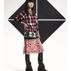 Doona Bae con un jersey oversize a cuadros posando para el lookbook Pre-Fall 2019 de Louis Vuitton