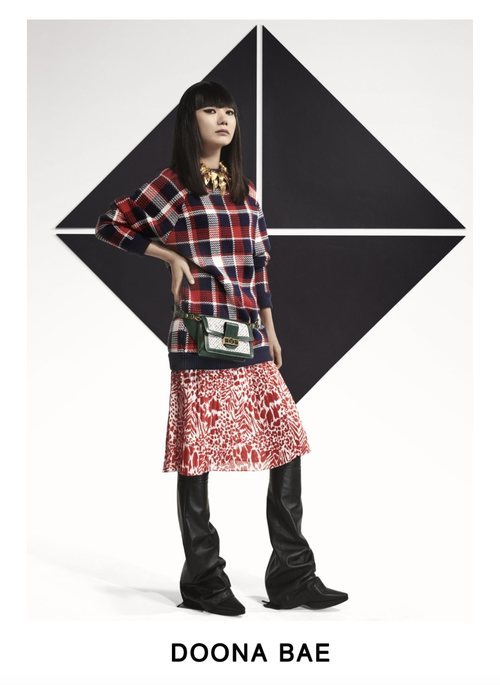 Doona Bae con un jersey oversize a cuadros posando para el lookbook Pre-Fall 2019 de Louis Vuitton