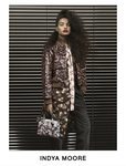 Indya Moore con un abrigo largo estampado posando para el lookbook Pre-Fall 2019 de Louis Vuitton