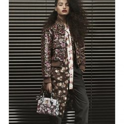 Indya Moore con un abrigo largo estampado posando para el lookbook Pre-Fall 2019 de Louis Vuitton