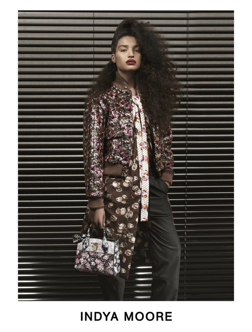 Indya Moore con un abrigo largo estampado posando para el lookbook Pre-Fall 2019 de Louis Vuitton