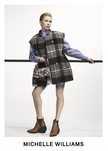 Michelle Williams con un chaleco de cuadros negro posando para el lookbook Pre-Fall 2019 de Louis Vuitton