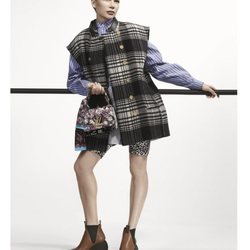 Michelle Williams con un chaleco de cuadros negro posando para el lookbook Pre-Fall 2019 de Louis Vuitton