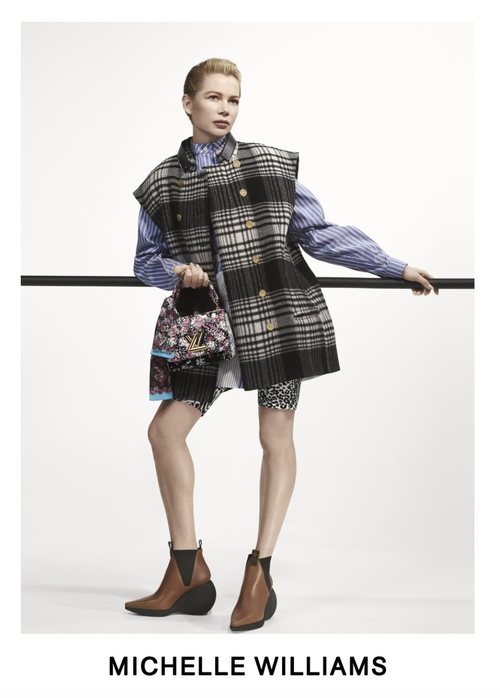 Michelle Williams con un chaleco de cuadros negro posando para el lookbook Pre-Fall 2019 de Louis Vuitton