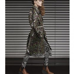 Riley Keough con una chaqueta impermeable estampada posando para el lookbook Pre-Fall 2019 de Louis Vuitton
