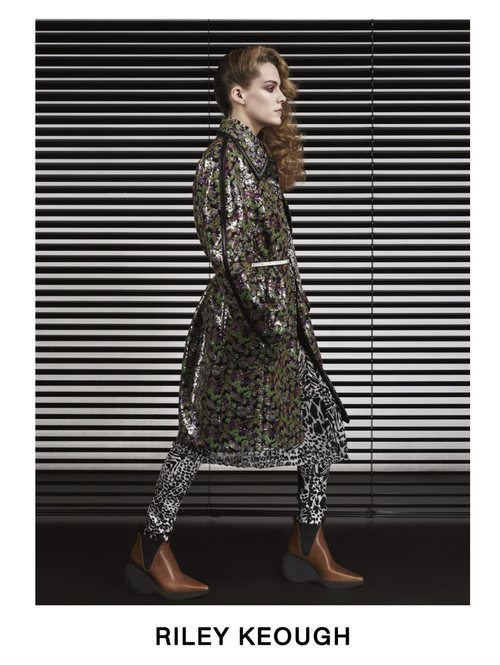 Riley Keough con una chaqueta impermeable estampada posando para el lookbook Pre-Fall 2019 de Louis Vuitton