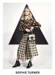 Sophie Turner con una blusa estampada y una falda midi posando para el lookbook Pre-Fall 2019 de Louis Vuitton