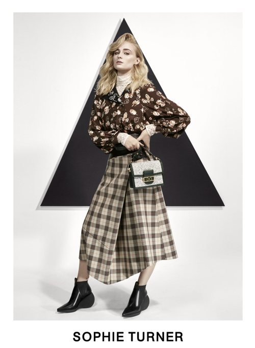Sophie Turner con una blusa estampada y una falda midi posando para el lookbook Pre-Fall 2019 de Louis Vuitton