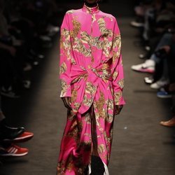Modelo con un vestido asimétrico de la colección otoño/invierno 2019/2020 de Jorge Vázquez