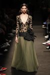 Modelo con un vestido con transparencias de la colección otoño/invierno 2019/2020 de Jorge Vázquez