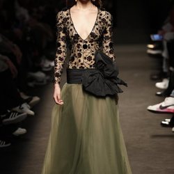 Modelo con un vestido con transparencias de la colección otoño/invierno 2019/2020 de Jorge Vázquez