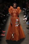 Modelo con un vestido color teja de la colección otoño/invierno 2019/2020 de Jorge Vázquez