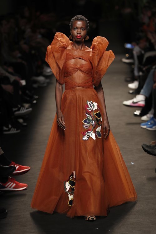 Modelo con un vestido color teja de la colección otoño/invierno 2019/2020 de Jorge Vázquez