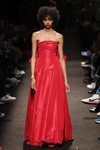 Modelo con un vestido rojo de la colección otoño/invierno 2019/2020 de Jorge Vázquez