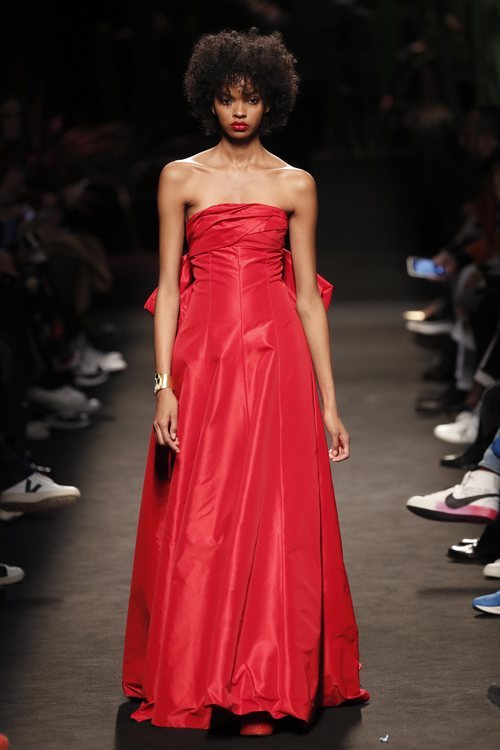 Modelo con un vestido rojo de la colección otoño/invierno 2019/2020 de Jorge Vázquez