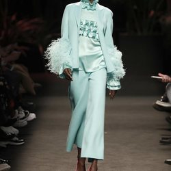 Modelo con un conjunto turquesa de la colección otoño/invierno 2019/2020 de Jorge Vázquez
