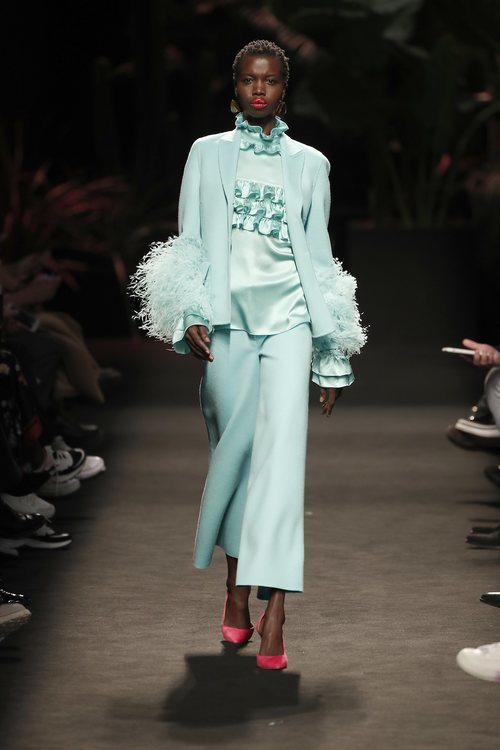 Modelo con un conjunto turquesa de la colección otoño/invierno 2019/2020 de Jorge Vázquez