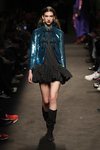 Modelo con un vestido negro de la colección otoño/invierno 2019/2020 de Jorge Vázquez