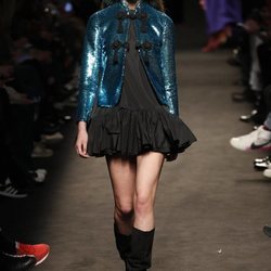 Modelo con un vestido negro de la colección otoño/invierno 2019/2020 de Jorge Vázquez