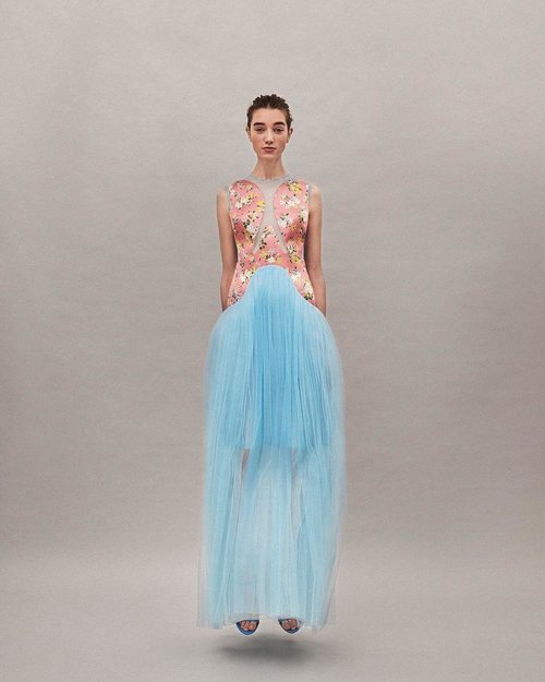 Vestido de tul azul colección Pre-Fall 2019 de Delpozo