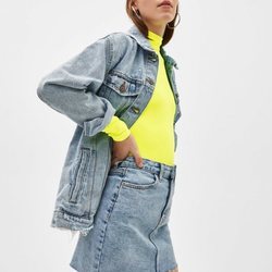 Modelo luciendo un conjunto tejano de la colección de primavera 2019 de Bershka