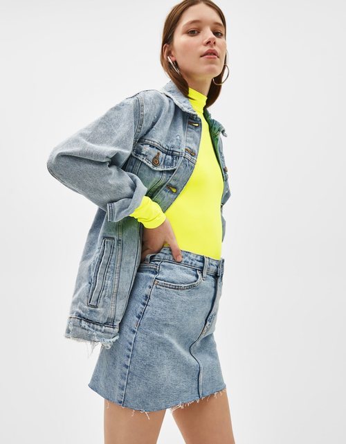 Modelo luciendo un conjunto tejano de la colección de primavera 2019 de Bershka