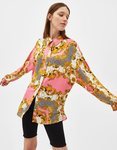 Modelo con una camisa estampada de la colección de primavera 2019 de Bershka