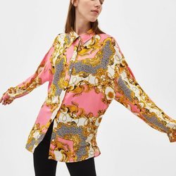 Modelo con una camisa estampada de la colección de primavera 2019 de Bershka