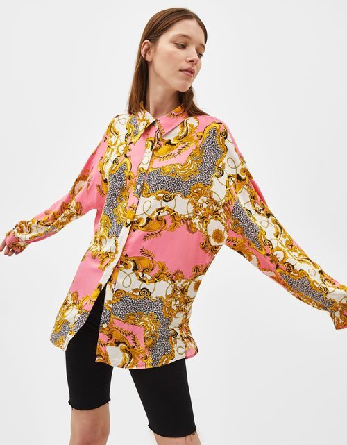 Modelo con una camisa estampada de la colección de primavera 2019 de Bershka