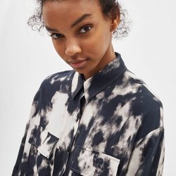 Modelo luciendo una camisa estampada en tonos oscuros de la colección de primavera 2019 de Bershka