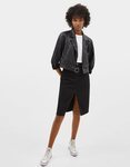 Modelo con un conjunto en color negro de la colección de primavera 2019 de Bershka