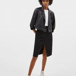 Modelo con un conjunto en color negro de la colección de primavera 2019 de Bershka