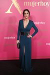 Megan Montaner con vestido azul en la X Edición de los Premios Mujer Hoy