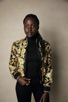 Lupita Nyongo vestida de negro y chaqueta de flores