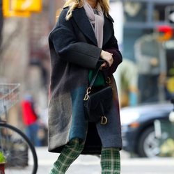 Jennifer Lawrence con pantalones de cuadros verdes