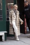 Hailey Baldwin con un abrigo de Margiela en Manhattan
