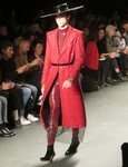 Modelo con un diseño rojo de Palomo Spain en la New York Fashion Week 2019