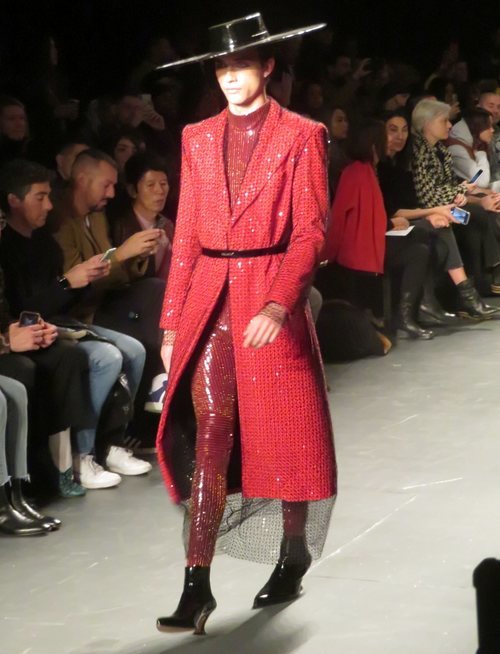 Modelo con un diseño rojo de Palomo Spain en la New York Fashion Week 2019