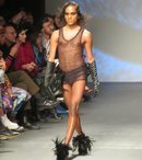 Modelo con un diseño negro de Palomo Spain en la New York Fashion Week 2019
