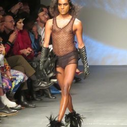 Modelo con un diseño negro de Palomo Spain en la New York Fashion Week 2019