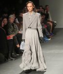Modelo con un diseño gris de Palomo Spain en la New York Fashion Week 2019