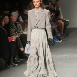 Modelo con un diseño gris  de Palomo Spain en la New York Fashion Week 2019
