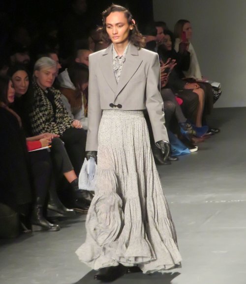 Modelo con un diseño gris de Palomo Spain en la New York Fashion Week 2019