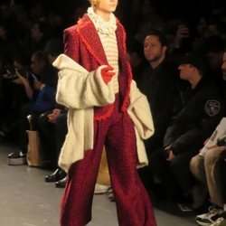 Modelo con un traje rojo de Palomo Spain en la New York Fashion Week 2019