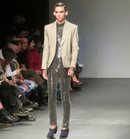 Modelo masculino con un traje de lentejuelas de Palomo Spain en la New York Fashion Week 2019