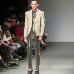 Modelo masculino con un traje de lentejuelas de Palomo Spain en la New York Fashion Week 2019