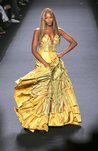 Naomi Campbell desfilando en la Fashion For Relief en Nueva York