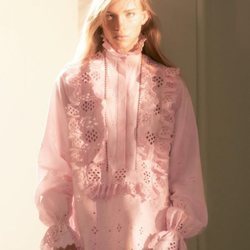 Alberta Ferretti primavera-verano 2019 vestido rosa corto con volantes y encaje