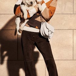 Campaña primavera-verano 2019 Tod´s con Liu Wen jersey de punto y pantalón cuero