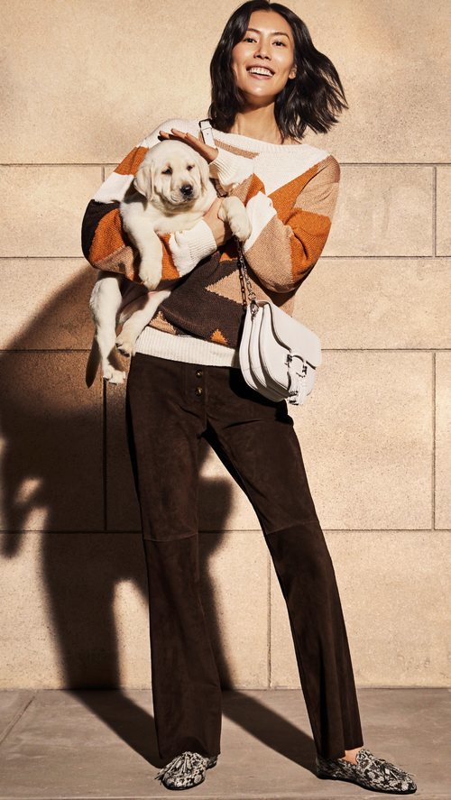 Campaña primavera-verano 2019 Tod´s con Liu Wen jersey de punto y pantalón cuero